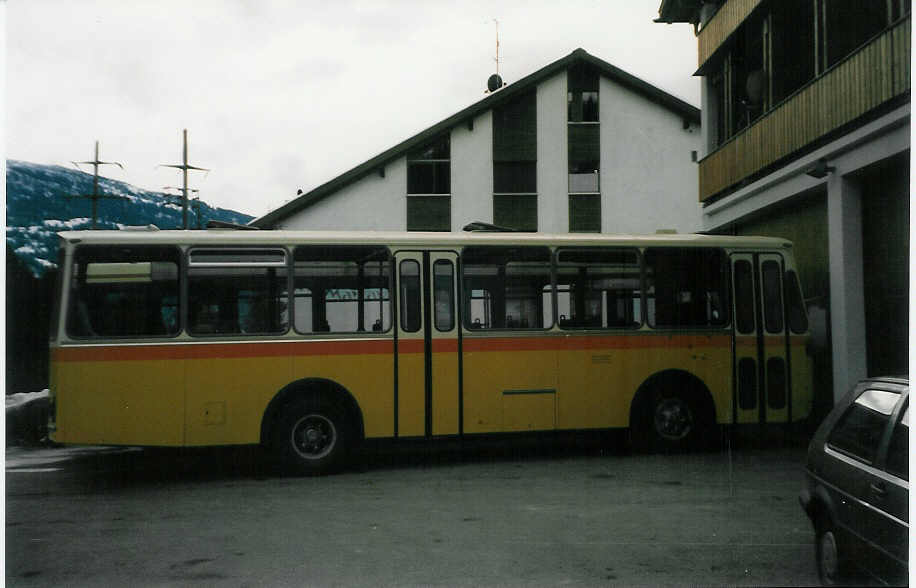 (028'633) - Stuppan, Flims - SG 216'356 - Saurer/T�scher-R&J (ex P 24'662) am 1. Januar 1999 in Laax, Garage
