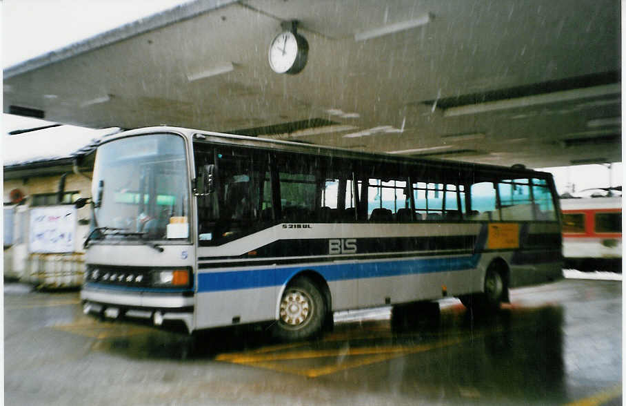(029'427) - AFA Adelboden - Nr. 5/BE 26'705 - Setra (ex Nr. 25) am 22. Februar 1999 beim Bahnhof Frutigen