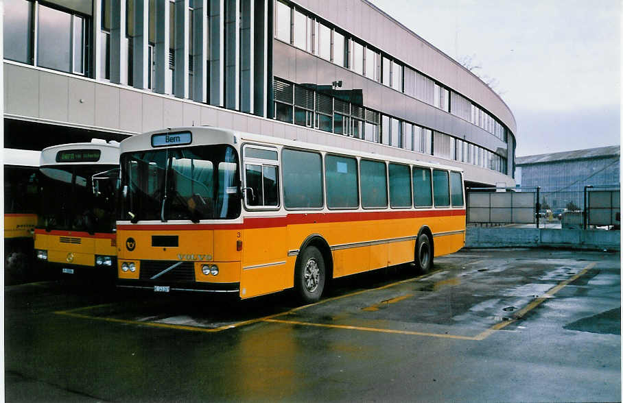 (029'730) - Steiner, Ortschwaben - Nr. 3/BE 143'287 - Volvo/Lauber am 1. M�rz 1999 in Bern, Postautostation