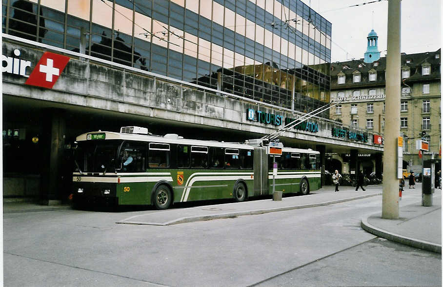 (029'820) - SVB Bern - Nr. 50 - FBW/Hess Gelenktrolleybus am 1. M�rz 1999 beim Bahnhof Bern
