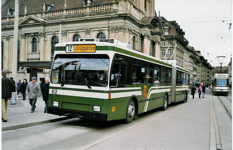 (029'822) - SVB Bern - Nr. 62 - Volvo/R&J Gelenktrolleybus am 1. M�rz 1999 beim Bahnhof Bern