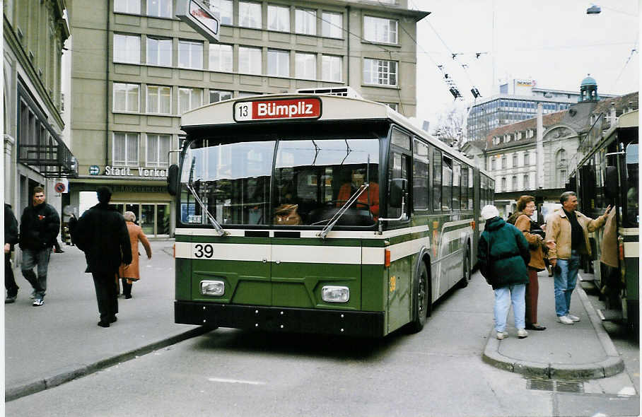 (029'830) - SVB Bern - Nr. 39 - FBW/R&J Gelenktrolleybus am 1. M�rz 1999 beim Bahnhof Bern