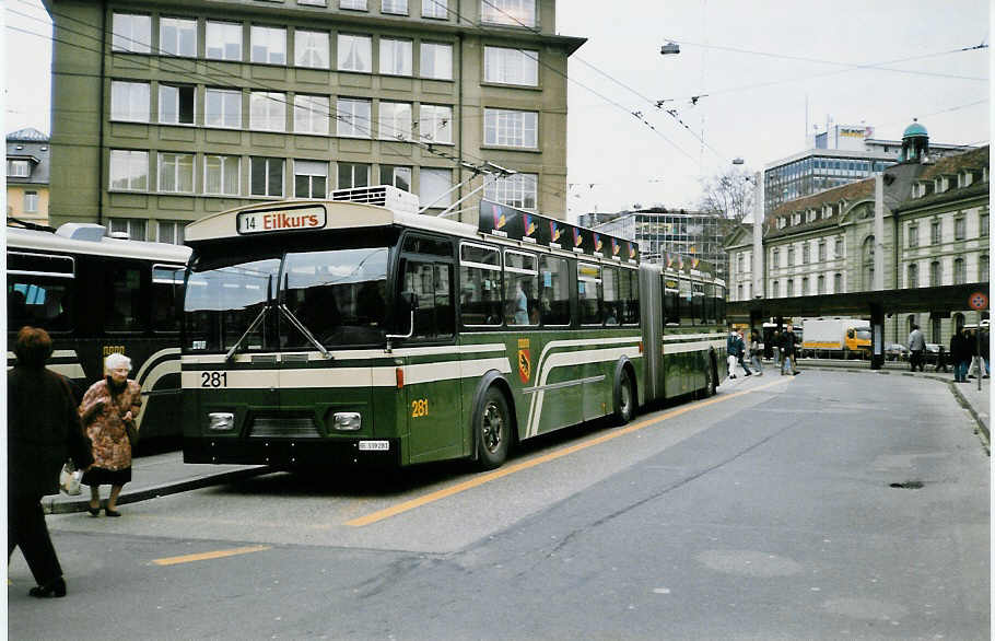 (029'831) - SVB Bern - Nr. 281/BE 339'281 - FBW/Hess-Gangloff am 1. M�rz 1999 beim Bahnhof Bern