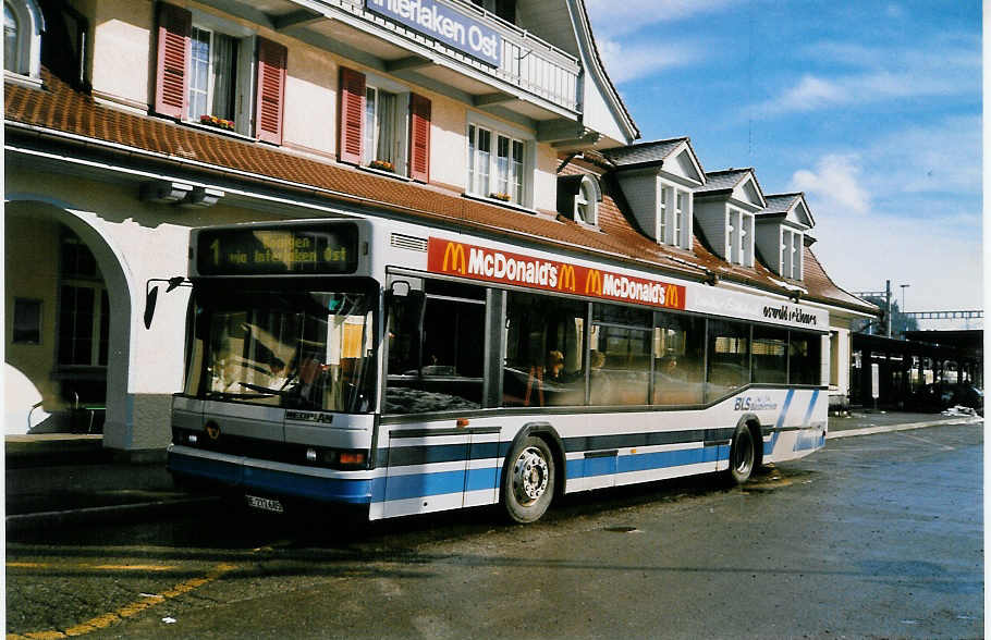 (029'903) - AAGI Interlaken - Nr. 35/BE 272'685 - Neoplan am 6. M�rz 1999 beim Bahnhof Interlaken Ost