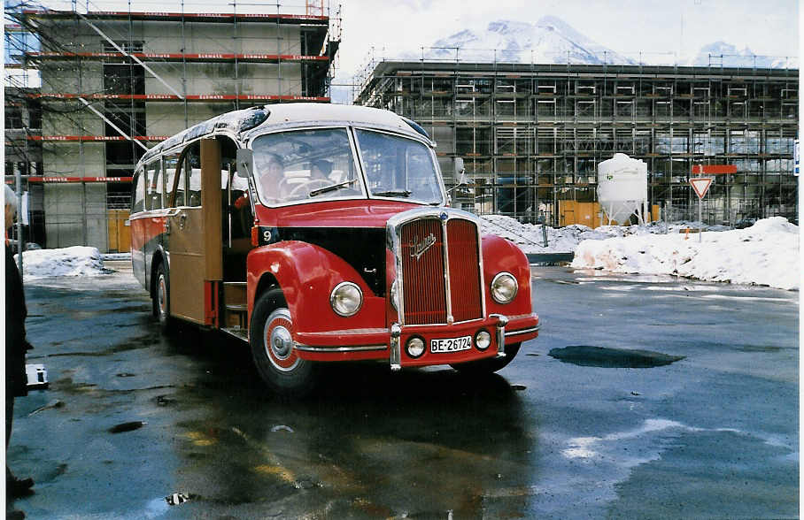 (029'904) - ASKA Aeschi - Nr. 9/BE 26'724 - Saurer/R&J am 6. M�rz 1999 beim Bahnhof Interlaken Ost