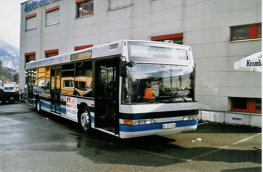 (029'910) - AAGI Interlaken - Nr. 33/BE 221'062 - Neoplan am 6. M�rz 1999 in Interlaken, Garage