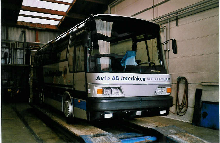 (029'913) - AAGI Interlaken - Nr. 24 - Neoplan am 6. M�rz 1999 in Interlaken, Garage