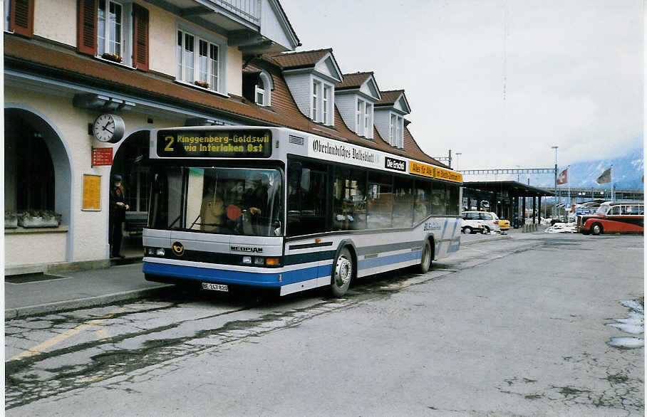 (030'004) - AAGI Interlaken - Nr. 32/BE 247'820 - Neoplan am 6. M�rz 1999 beim Bahnhof Interlaken Ost