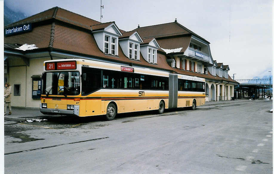 (030'005) - STI Thun - Nr. 67/BE 372'767 - Mercedes am 6. M�rz 1999 beim Bahnhof Interlaken Ost