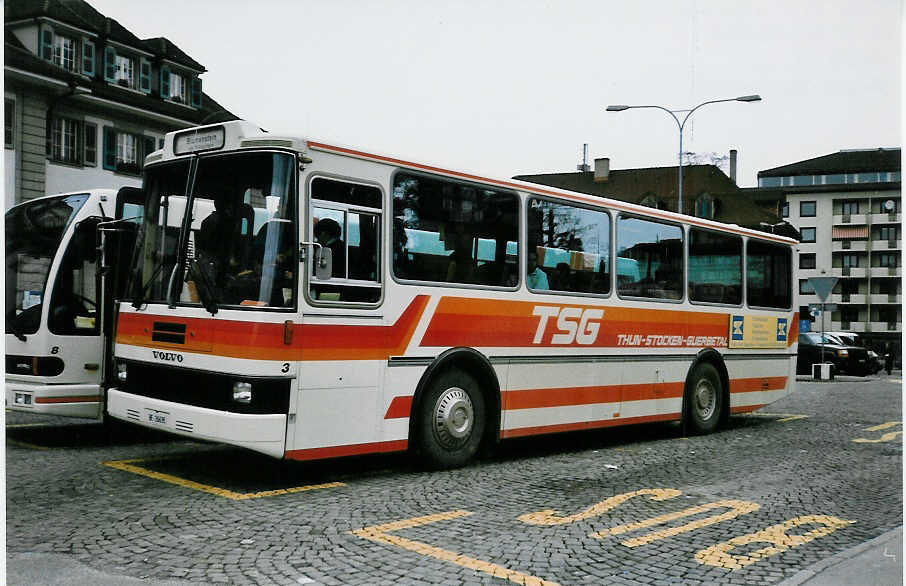 (030'006) - STI Thun - Nr. 3/BE 26'635 - Volvo/R&J (ex TSG Blumenstein Nr. 3) am 6. M�rz 1999 beim Bahnhof Thun