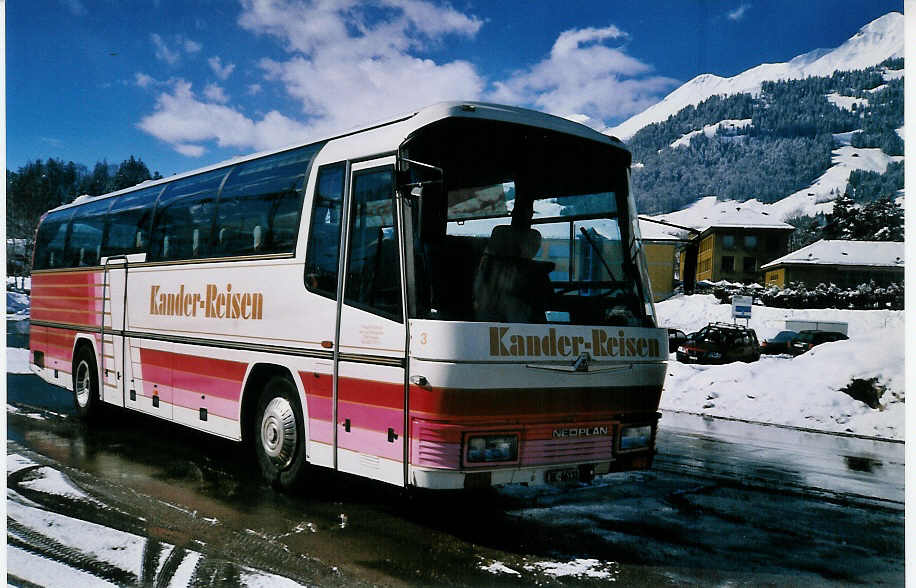 (030'012) - Kander-Reisen, Frutigen - Nr. 3/BE 66'132 - Neoplan am 7. M�rz 1999 beim Bahnhof Frutigen