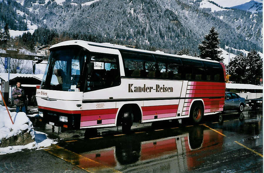 (030'013) - Kander-Reisen, Frutigen - Nr. 6/BE 59'817 - Neoplan am 7. M�rz 1999 beim Bahnhof Frutigen