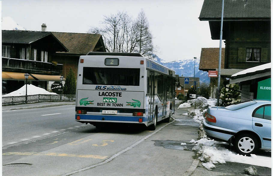 (030'014) - AAGI Interlaken - Nr. 33/BE 221'062 - Neoplan am 8. M�rz 1999 in Ringgenberg, Anh�he Burgseeli