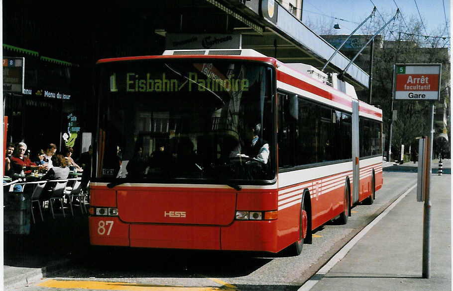 (030'023) - VB Biel - Nr. 87 - NAW/Hess Gelenktrolleybus am 13. M�rz 1999 beim Bahnhof Biel