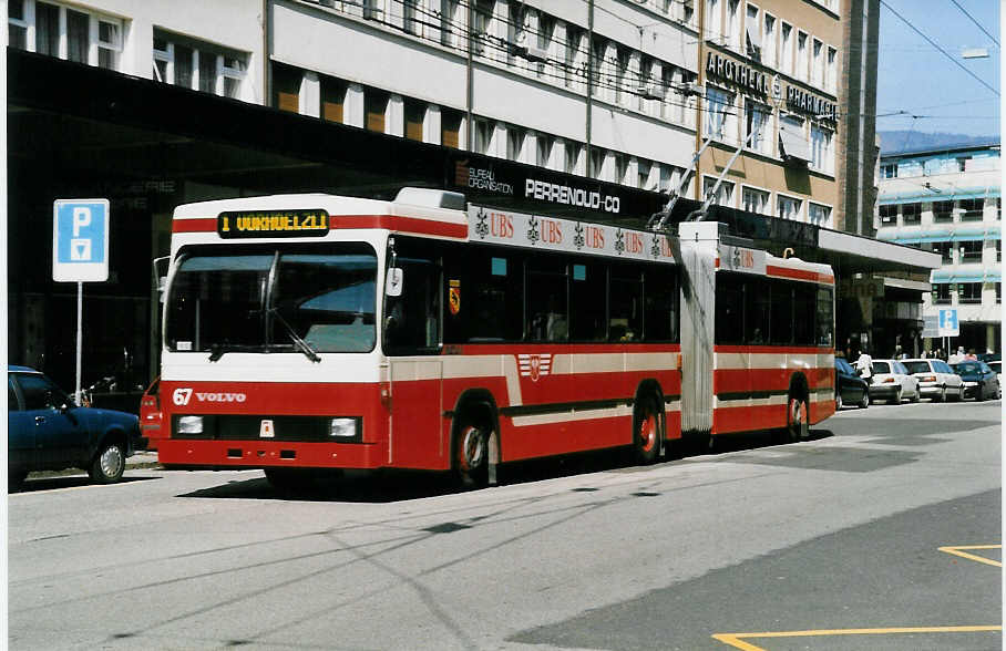 (030'024) - VB Biel - Nr. 67 - Volvo/R&J Gelenktrolleybus am 13. M�rz 1999 beim Bahnhof Biel