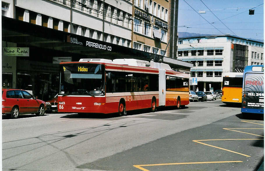 (030'027) - VB Biel - Nr. 86 - NAW/Hess Gelenktrolleybus am 13. M�rz 1999 beim Bahnhof Biel