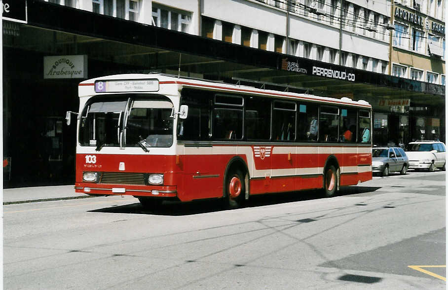 (030'028) - VB Biel - Nr. 103/BE 26'503 - Volvo/R&J am 13. M�rz 1999 beim Bahnhof Biel