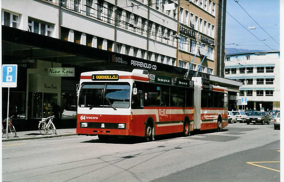 (030'029) - VB Biel - Nr. 64 - Volvo/R&J Gelenktrolleybus am 13. M�rz 1999 beim Bahnhof Biel