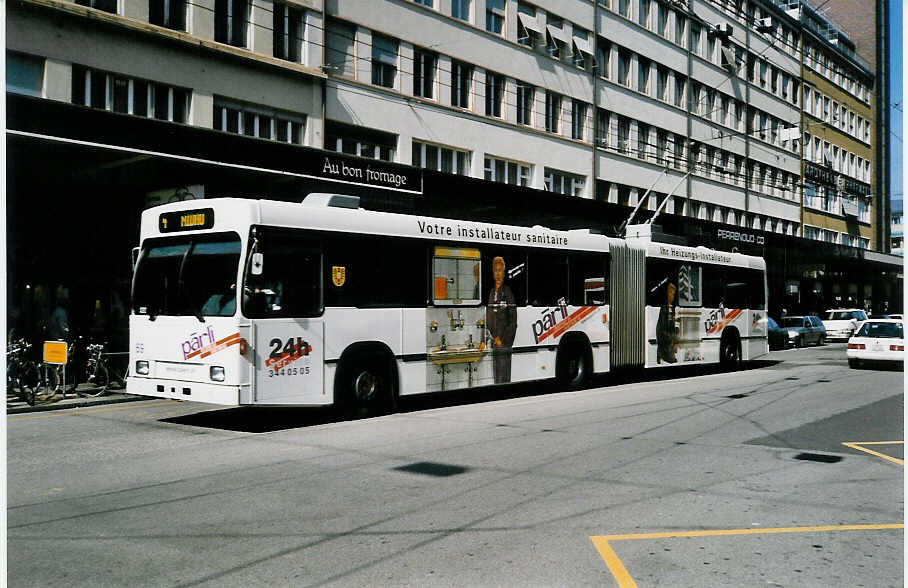 (030'031) - VB Biel - Nr. 69 - Volvo/R&J Gelenktrolleybus am 13. M�rz 1999 beim Bahnhof Biel