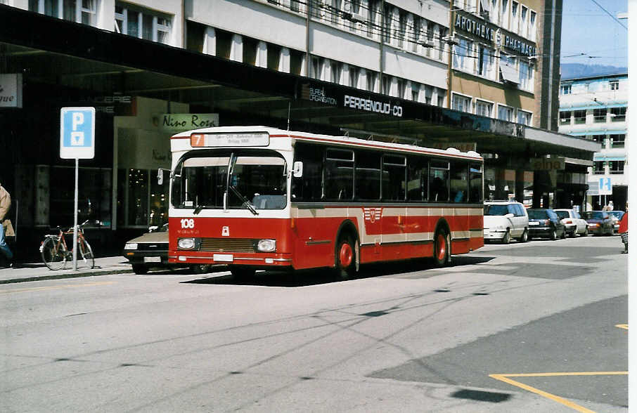 (030'033) - VB Biel - Nr. 108/BE 46'508 - Volvo/R&J am 13. M�rz 1999 beim Bahnhof Biel