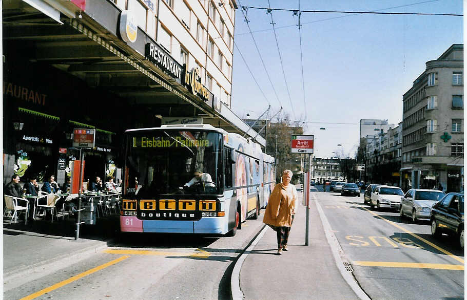 (030'034) - VB Biel - Nr. 81 - NAW/Hess Gelenktrolleybus am 13. M�rz 1999 beim Bahnhof Biel