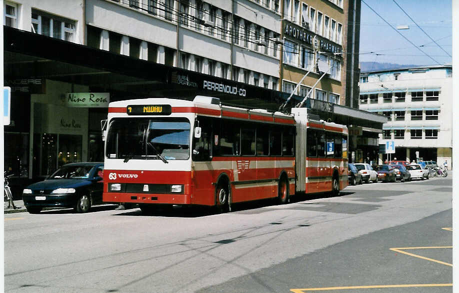 (030'035) - VB Biel - Nr. 63 - Volvo/R&J Gelenktrolleybus am 13. M�rz 1999 beim Bahnhof Biel