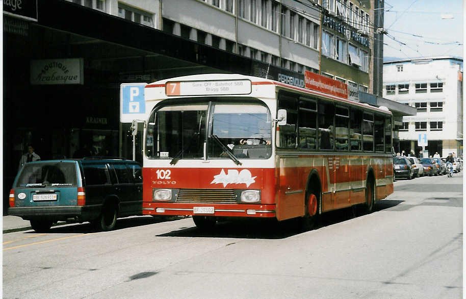 (030'104) - VB Biel - Nr. 102/BE 28'502 - Volvo/R&J am 13. M�rz 1999 beim Bahnhof Biel