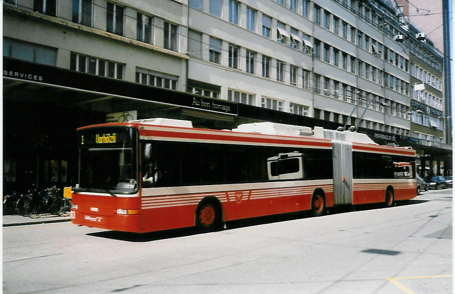 (030'105) - VB Biel - Nr. 83 - NAW/Hess Gelenktrolleybus am 13. M�rz 1999 beim Bahnhof Biel