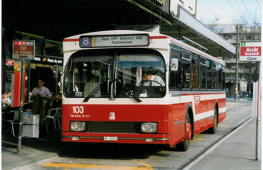 (030'111) - VB Biel - Nr. 103/BE 26'503 - Volvo/R&J am 13. M�rz 1999 beim Bahnhof Biel