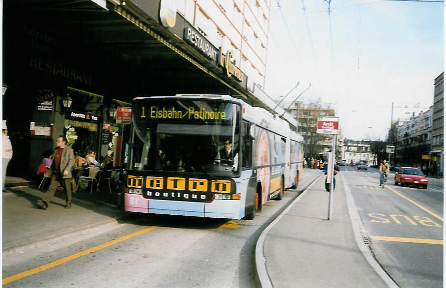 (030'113) - VB Biel - Nr. 81 - NAW/Hess Gelenktrolleybus am 13. M�rz 1999 beim Bahnhof Biel