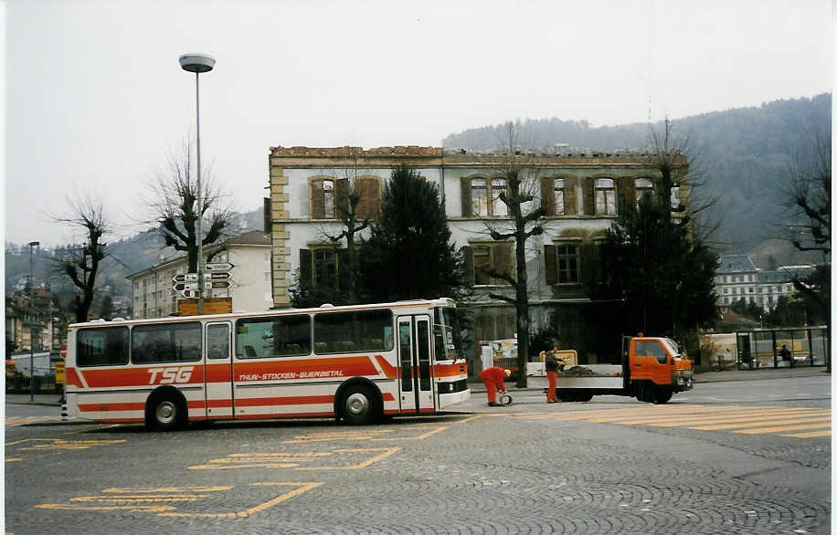 (030'302) - STI Thun - Nr. 1/BE 26'784 - Volvo/R&J (ex TSG Blumenstein Nr. 1) am 19. M�rz 1999 beim Bahnhof Thun