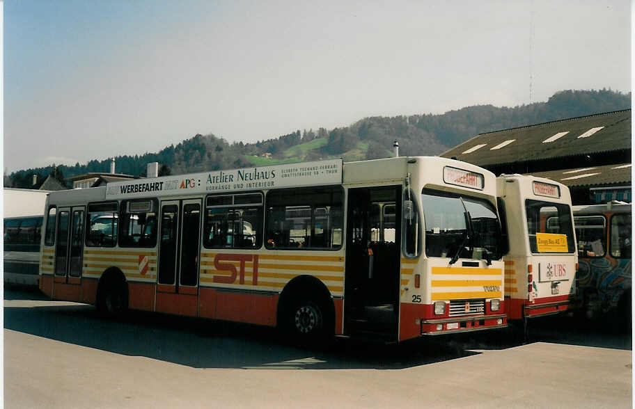 (030'521) - STI Thun - Nr. 25/BE 419'026 - Volvo/R&J (ex SAT Thun Nr. 25) am 30. M�rz 1999 in Thun, Garage