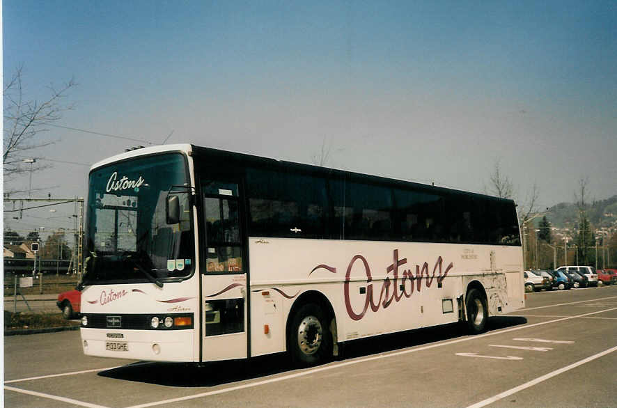 (030'524) - Aus England: Astons, Worcester - R 133 GHE - Van Hool/Scania am 31. M�rz 1999 in Thun, Seestrasse