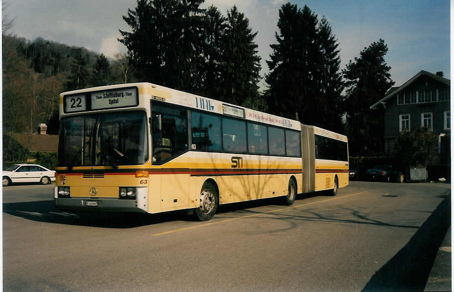 (030'528) - STI Thun - Nr. 63/BE 433'663 - Mercedes am 1. April 1999 bei der Schiffl�ndte Thun