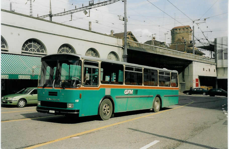 (030'608) - GFM Fribourg - Nr. 15/FR 404 - Saurer/Hess am 3. April 1999 beim Bahnhof Fribourg
