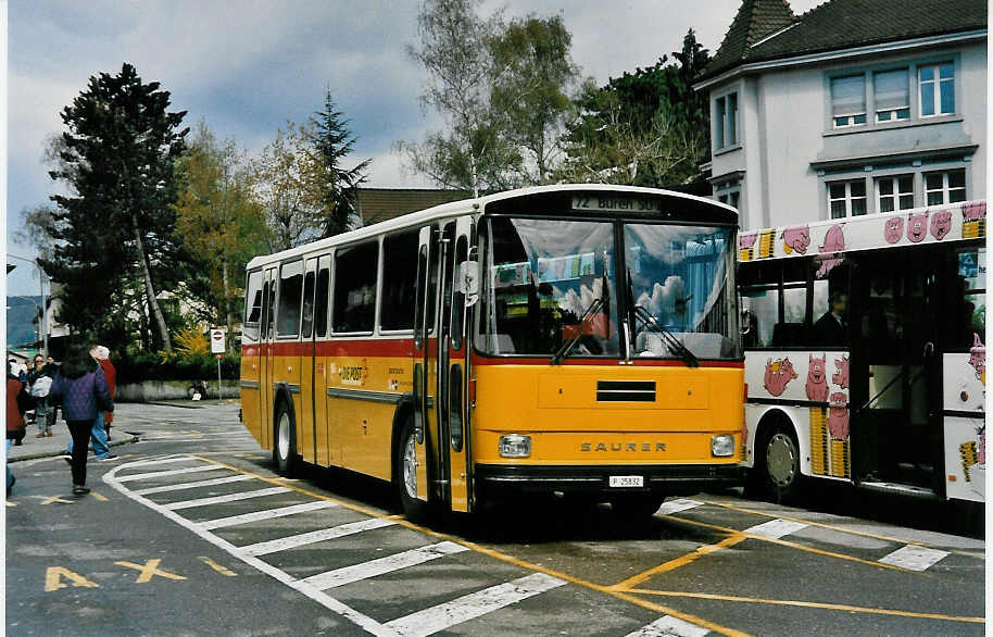 (031'014) - PTT-Regie - P 25'832 - Saurer/T�scher am 19. April 1999 beim Bahnhof Liestal