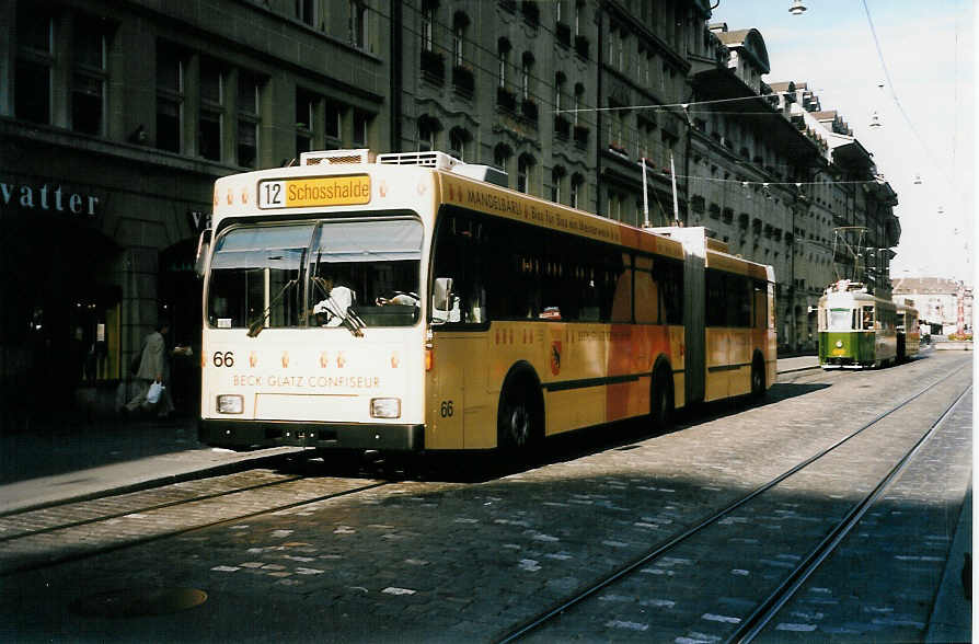 (031'825) - SVB Bern - Nr. 66 - Volvo/Hess Gelenktrolleybus am 5. Juni 1999 in Bern, B�renplatz