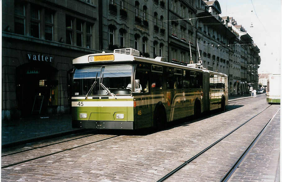 (031'827) - SVB Bern - Nr. 45 - FBW/R&J Gelenktrolleybus am 5. Juni 1999 in Bern, B�renplatz