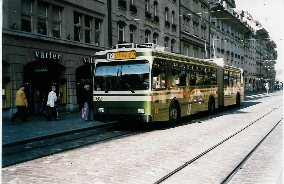 (031'829) - SVB Bern - Nr. 62 - Volvo/R&J Gelenktrolleybus am 5. Juni 1999 in Bern, B�renplatz