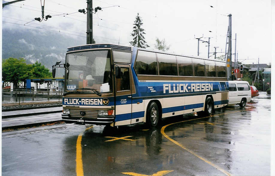 (031'922) - Fl�ck, Brienz - BE 59'424 - Dr�gm�ller am 6. Juni 1999 beim Bahnhof Brienz