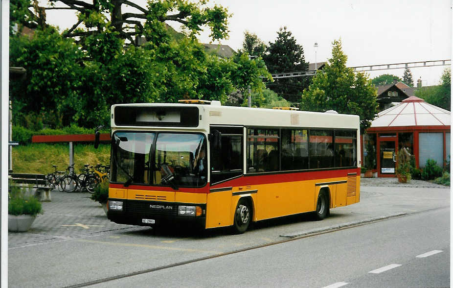 (032'236) - Gurtner, Worb - Nr. 6/BE 29'981 - Neoplan am 26. Juni 1999 beim Bahnhof Grossh�chstetten