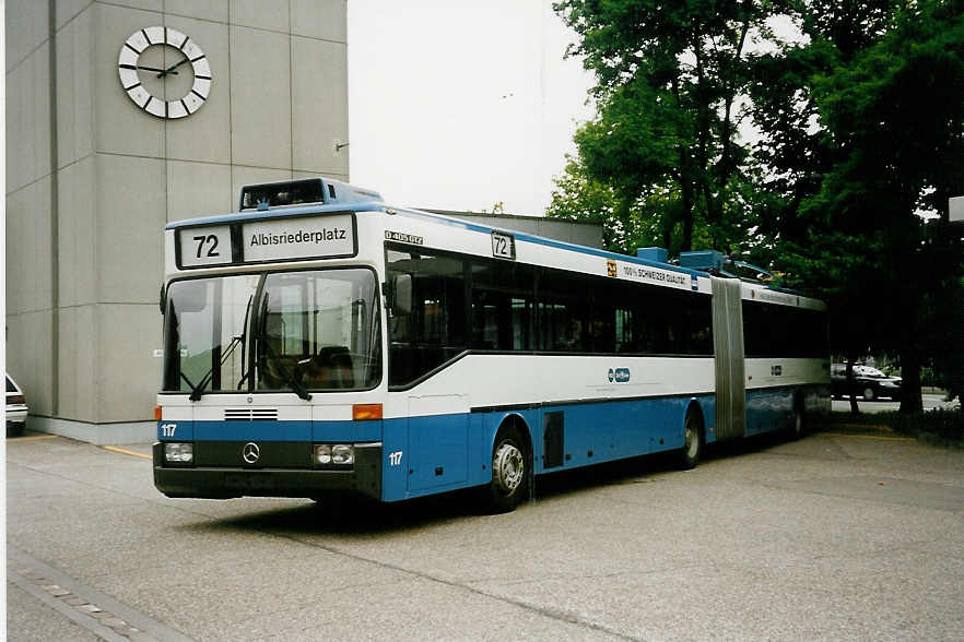 (032'429) - VBZ Z�rich - Nr. 117 - Mercedes Gelenktrolleybus am 26. Juni 1999 in Z�rich, Garage Hardau