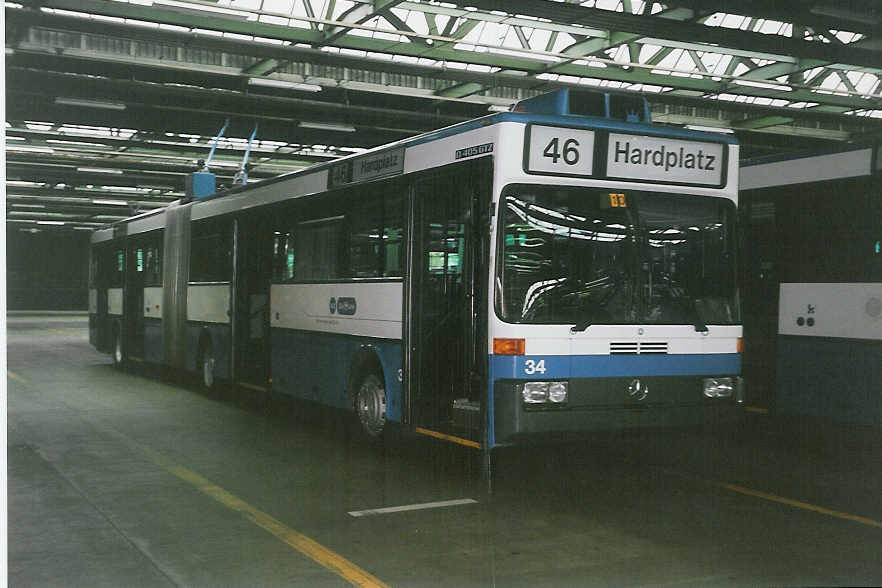 (032'434) - VBZ Z�rich - Nr. 34 - Mercedes Gelenktrolleybus am 26. Juni 1999 in Z�rich, Garage Hardau