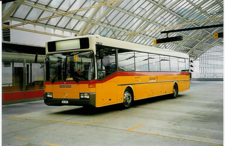 (032'734) - D�nser, Trimmis - Nr. 1/GR 7905 - Mercedes am 27. Juni 1999 in Chur, Postautostation