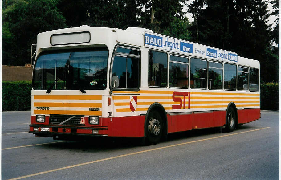 (033'022) - STI Thun - Nr. 36/BE 443'836 - Volvo/R&J (ex SAT Thun Nr. 36) am 29. Juni 1999 bei der Schiffl�ndte Thun