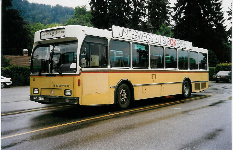 (033'025) - STI Thun - Nr. 59/BE 413'459 - Saurer/R&J am 30. Juni 1999 bei der Schiffl�ndte Thun