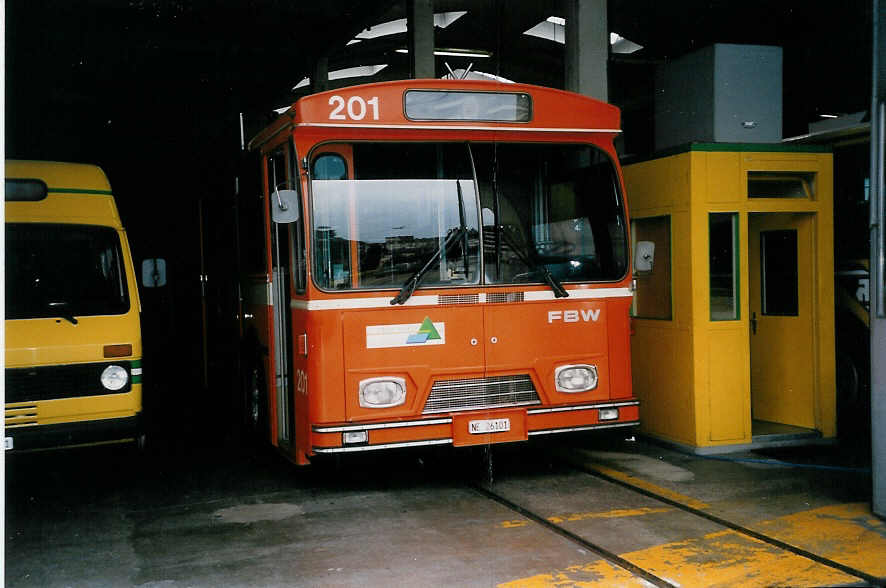 (033'208) - TN Neuch�tel - Nr. 201/NE 26'101 - FBW/Hess (ex Nr. 101) am 6. Juli 1999 in Neuch�tel, D�p�t