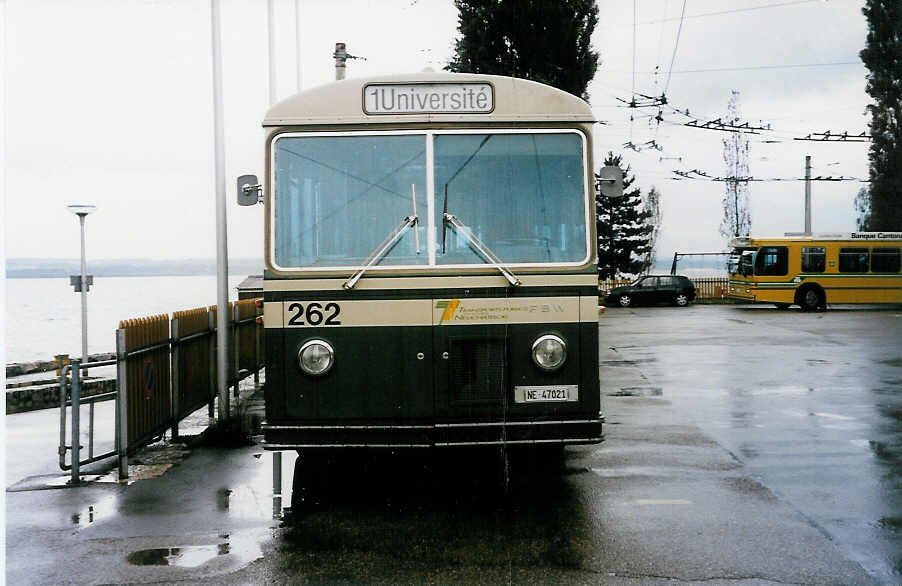 (033'218) - TN Neuch�tel - Nr. 262/NE 47'021 - FBW/SWS-Gangloff (ex SVB Bern Nr. 262) am 6. Juli 1999 in Neuch�tel, D�p�t