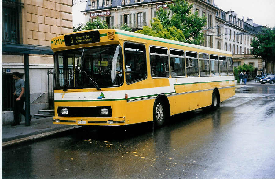 (033'220) - TN Neuch�tel - Nr. 211/NE 46'211 - Volvo/Hess am 6. Juli 1999 in Neuch�tel, Place Pury