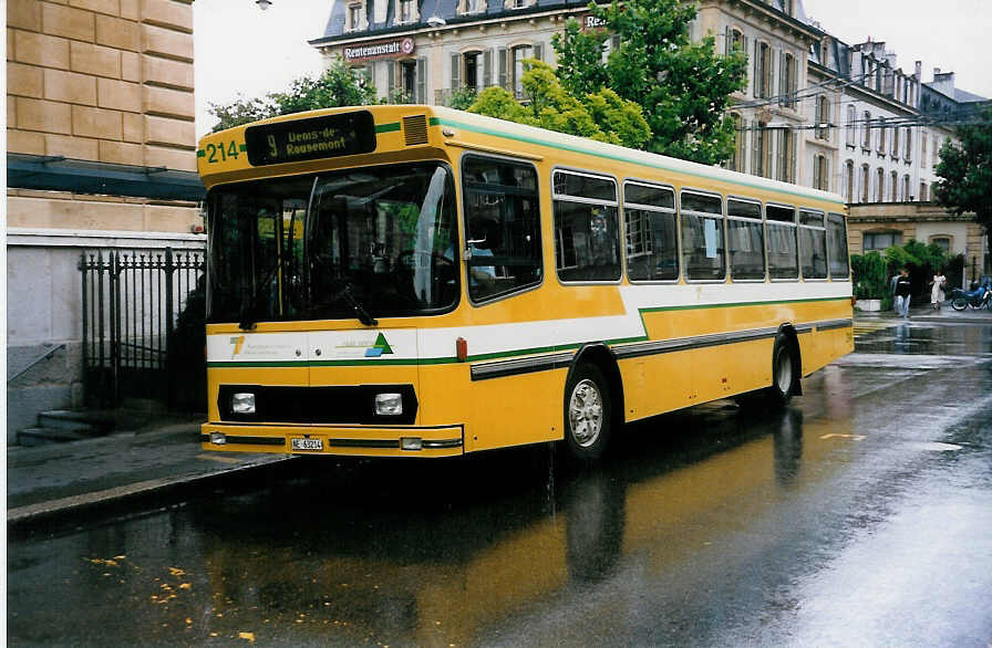 (033'230) - TN Neuch�tel - Nr. 214/NE 63'214 - Volvo/Hess am 6. Juli 1999 in Neuch�tel, Place Pury